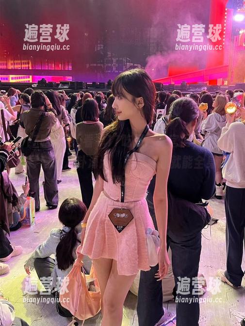 17吃瓜网 看“17吃瓜网”官网,导航是导向了八卦海洋,随便划划就能全身湿透。