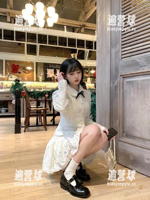 完全沉浸在观看718·sx，四周的喧闹顿时远去，只剩下屏幕里的温热。