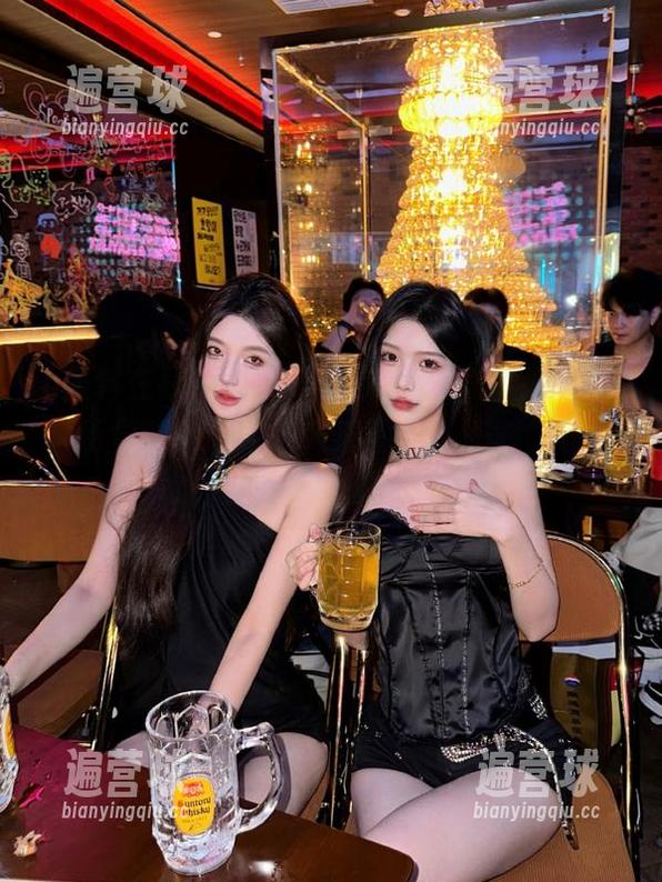 正在“黑料在线”追免费爆料，感觉就像是身处调皮的八卦派对，怪怪的又忍不住继续看。